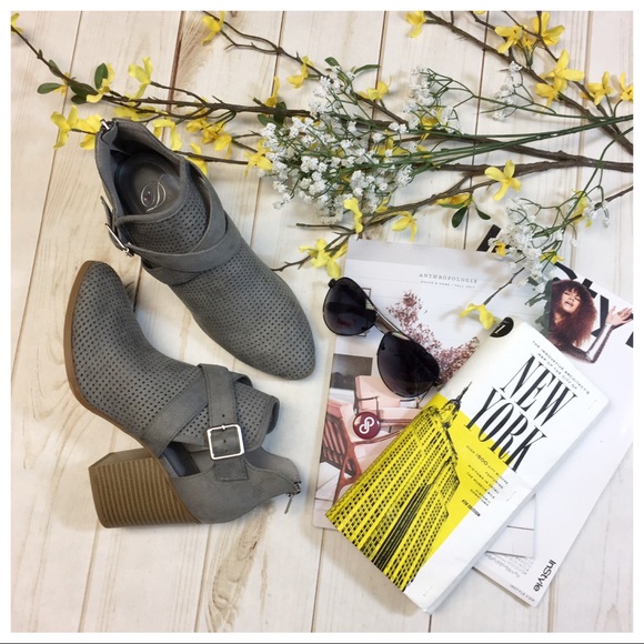 ❗️LAST PAIR❗️ Gray buckle bootie - Picture 3 of 5